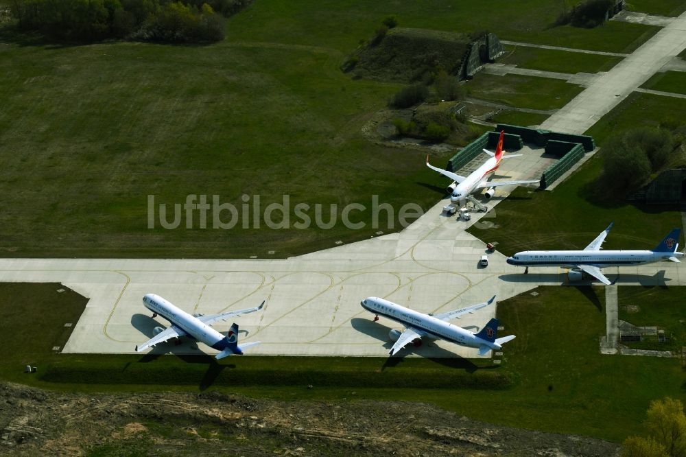 Laage von oben - Passagierflugzeuge des Typ Airbus A321-253NX krisenbedingt auf der Parkposition - Abstellfläche auf dem Flughafen in Laage im Bundesland Mecklenburg-Vorpommern, Deutschland