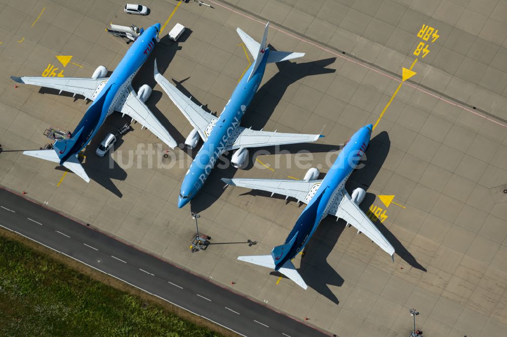 Langenhagen von oben - Passagierflugzeuge des Typs Boeing 737-8K5 der Fluggesellschaften TUI und Robinson auf der Parkposition - Abstellfläche auf dem Flughafen in Langenhagen im Bundesland Niedersachsen, Deutschland