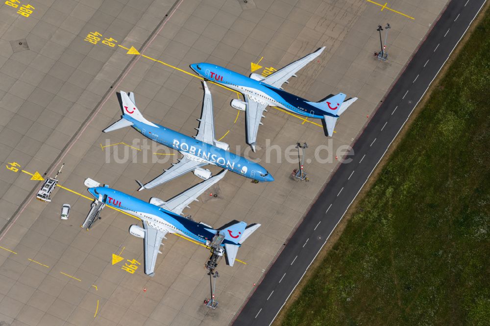 Langenhagen aus der Vogelperspektive: Passagierflugzeuge des Typs Boeing 737-8K5 der Fluggesellschaften TUI und Robinson auf der Parkposition - Abstellfläche auf dem Flughafen in Langenhagen im Bundesland Niedersachsen, Deutschland