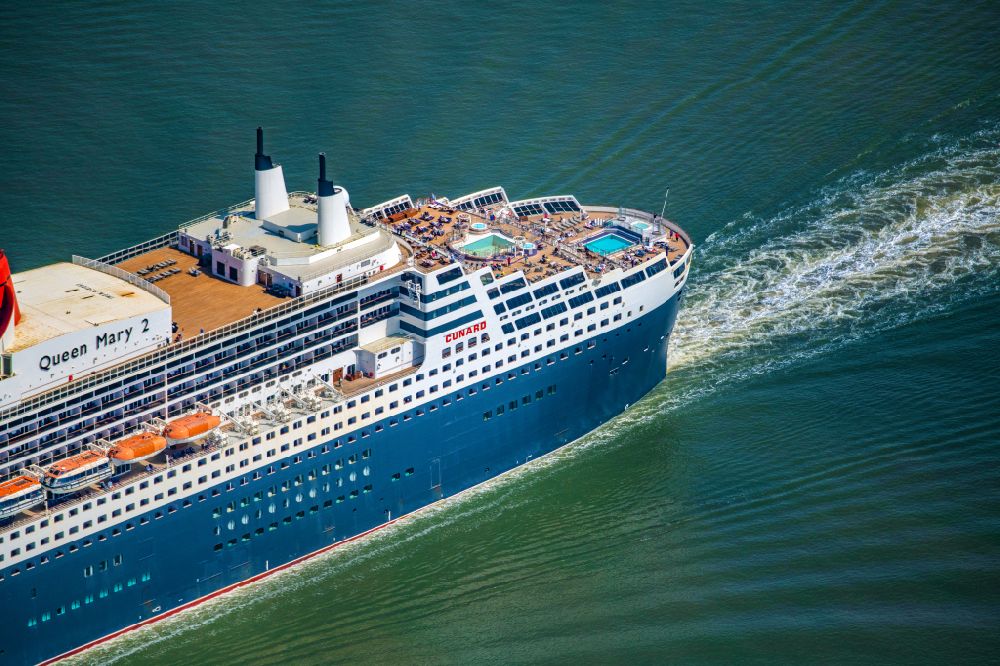 Luftbild Balje - Passagierschiff und Luxusliner- Schiff Queen Mary 2 in voller Fahrt auf der Elbe in Höhe Balje Landkreis Stade