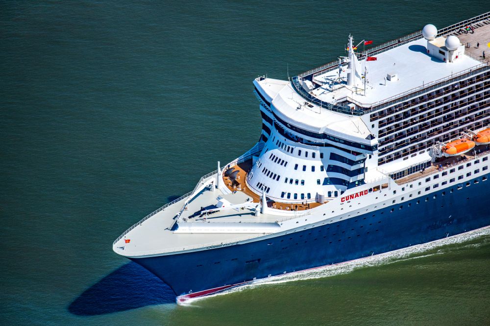Balje von oben - Passagierschiff und Luxusliner- Schiff Queen Mary 2 in voller Fahrt auf der Elbe in Höhe Balje Landkreis Stade