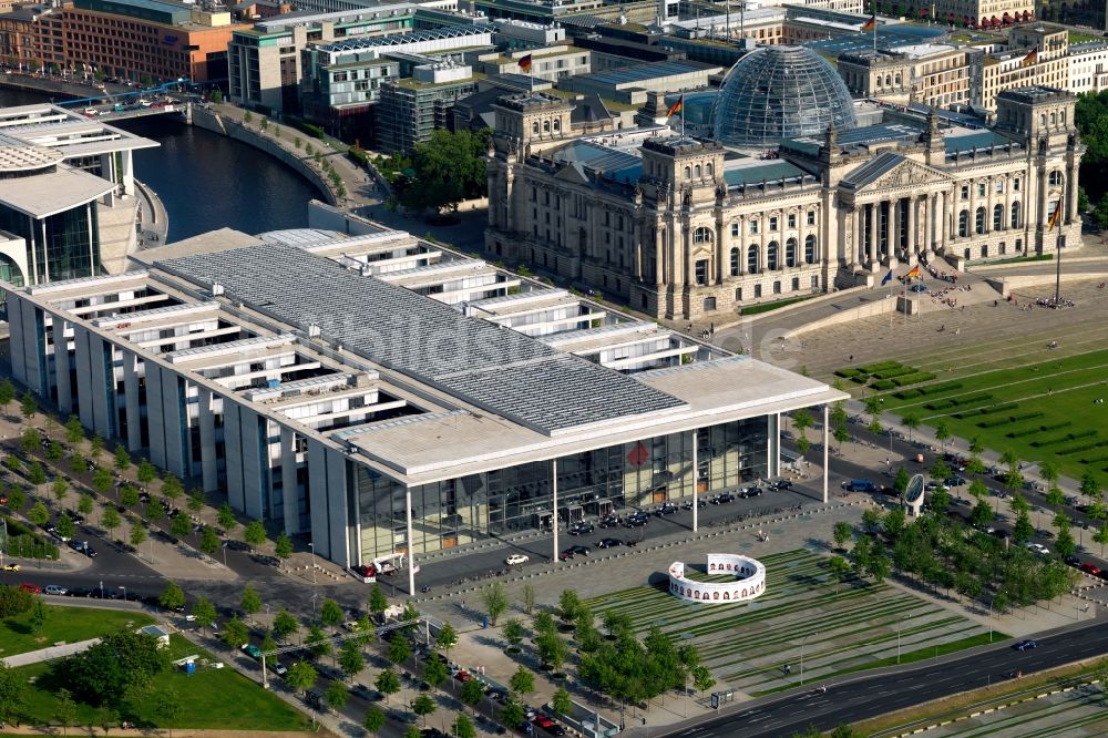 Berlin aus der Vogelperspektive: Paul-Löbe Haus mit dem Reichstag in Berlin im Bundesland Berlin