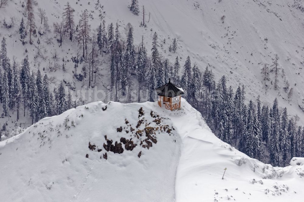 Luftbild Kirchdorf in Tirol - Pavillon auf dem winterlich verschneiten Gipfel der Berges Stripsenkopf im Kaisergebirge in den nördlichen Kalkalpen nahe Kirchdorf im Bundesland Tirol
