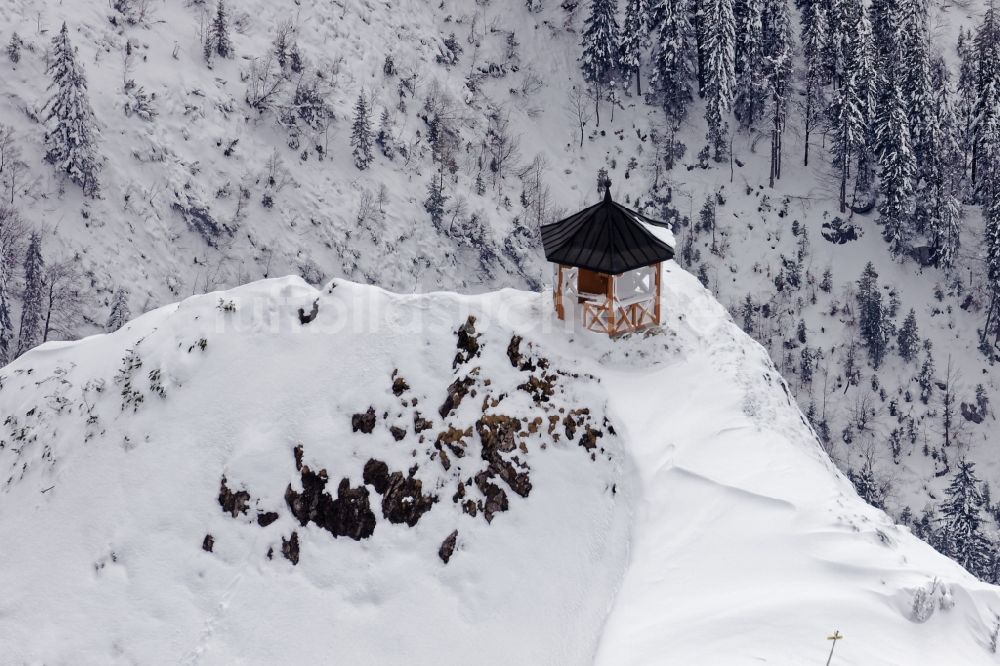 Luftaufnahme Kirchdorf in Tirol - Pavillon auf dem winterlich verschneiten Gipfel der Berges Stripsenkopf im Kaisergebirge in den nördlichen Kalkalpen nahe Kirchdorf im Bundesland Tirol