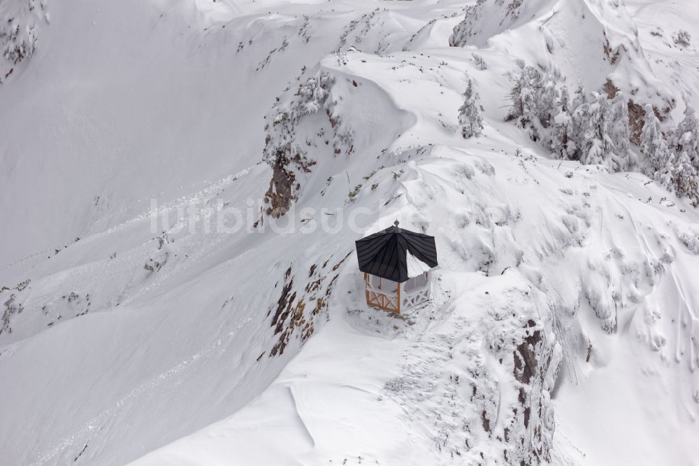 Kirchdorf in Tirol von oben - Pavillon auf dem winterlich verschneiten Gipfel der Berges Stripsenkopf im Kaisergebirge in den nördlichen Kalkalpen nahe Kirchdorf im Bundesland Tirol