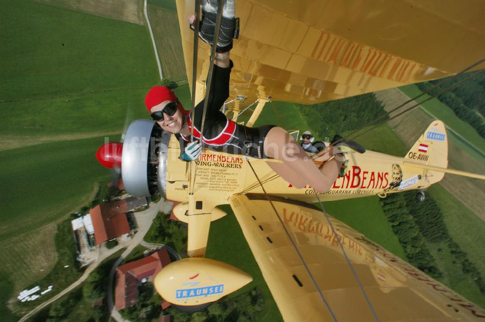 Luftbild Kirchheim unter Teck OT Hahnweide - Peggy Krainz beim Wingwalking aus dem einmotorigen Doppeldecker Stearman