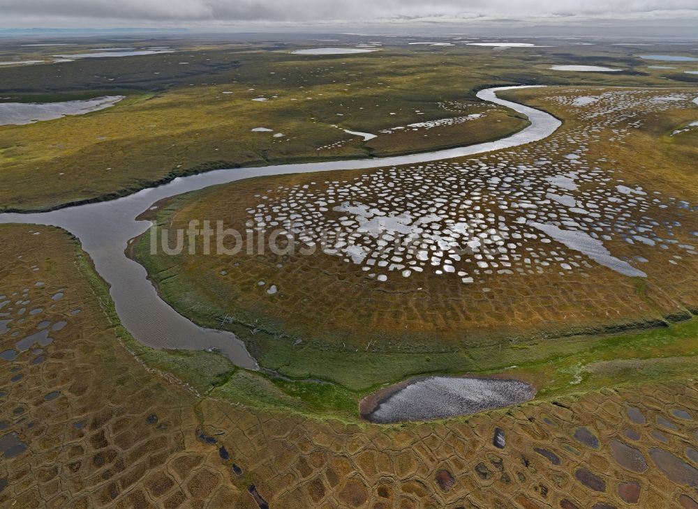Tiksi aus der Vogelperspektive: Permafrost-Landschaft im Lenadelta nahe Tiksi in Sacha, Yakutien, Russland
