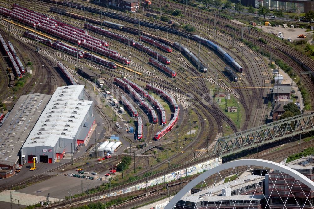 Luftbild Köln - Personenzüge des Regionalverkehr auf Abstellgleisen des Rangierbahnhof Köln-Deutz in Köln im Bundesland Nordrhein-Westfalen, Deutschland