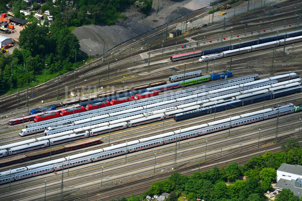 Hamburg von oben - Personenzüge des Regionalverkehr und Fernverkehr auf Abstellgleisen des Rangierbahnhof in Hamburg, Deutschland