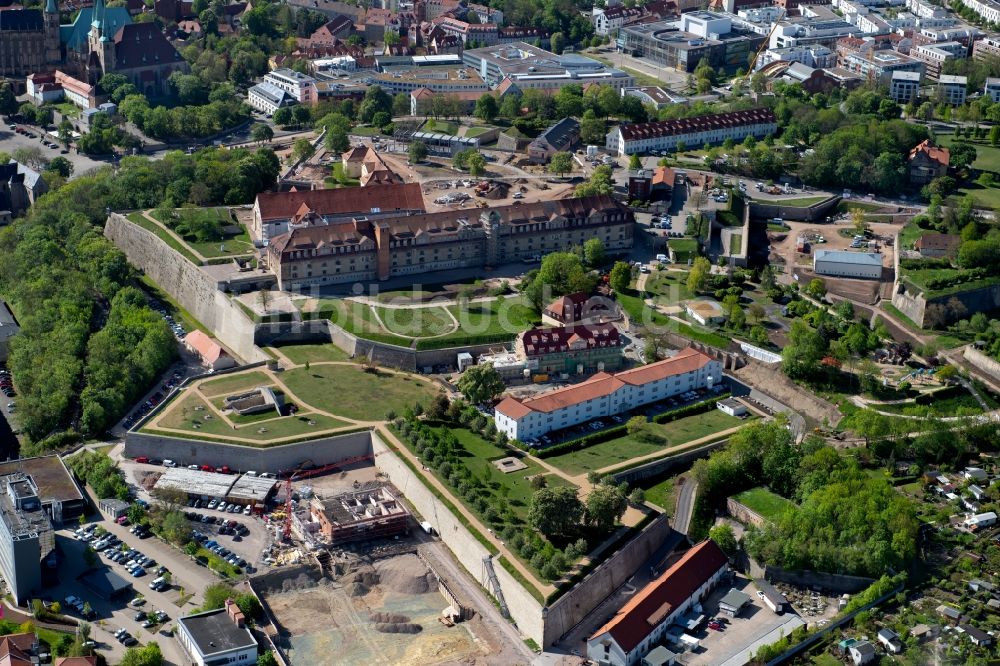 Erfurt von oben - Peterskirche auf dem Innenhof der Zitadelle zur Bundesgartenschau 2021 auf dem Petersberg in Erfurt im Bundesland Thüringen, Deutschland