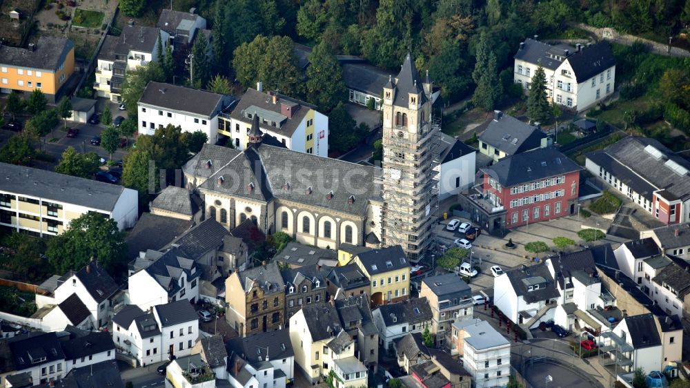 Weißenthurm aus der Vogelperspektive: Pfarrkirche Heilige Dreifaltigkeit in Weißenthurm im Bundesland Rheinland-Pfalz, Deutschland