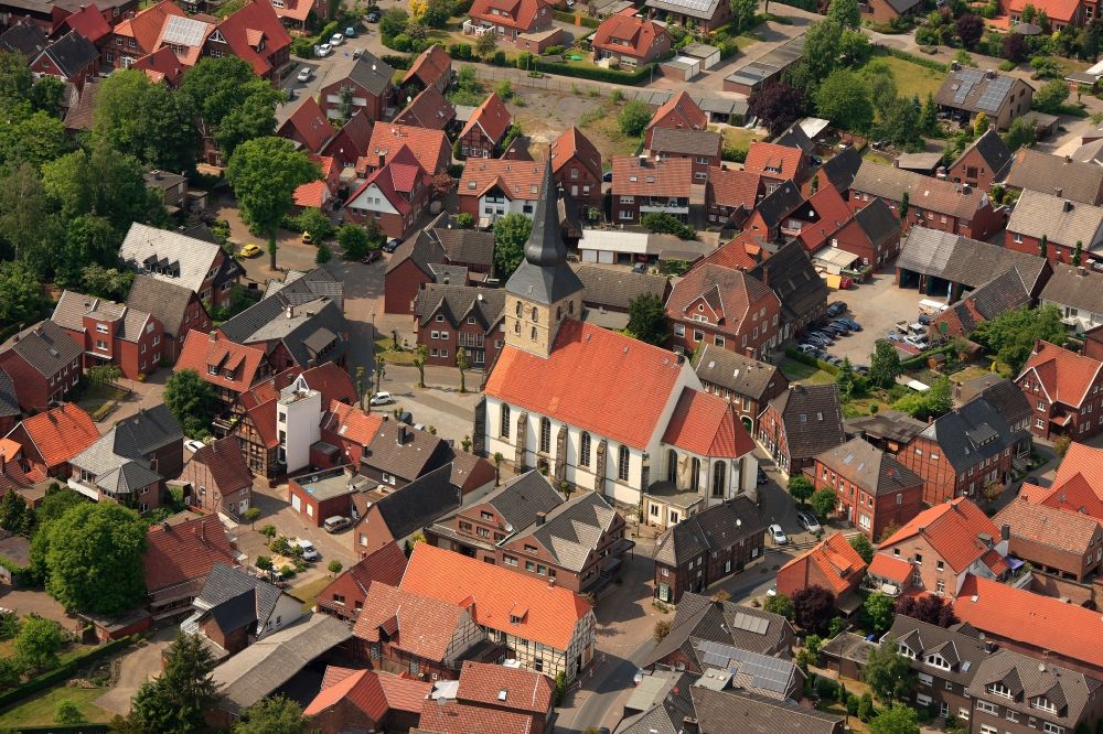 Luftaufnahme Ascheberg OT Herbern - Pfarrkirche Sankt Benedikt im Ortsteil Herbern in Ascheberg im Bundesland Nordrhein-Westfalen
