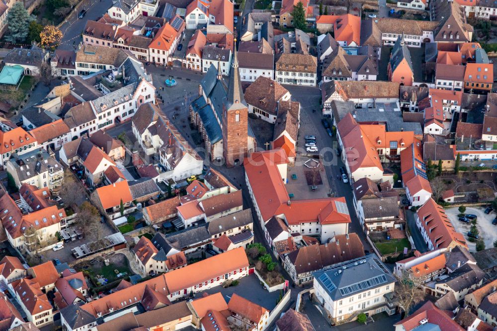 Deidesheim von oben - Pfarrkirche St. Ulrich am Marktplatz des Weinortes Deidesheim im Bundesland Rheinland-Pfalz, Deutschland