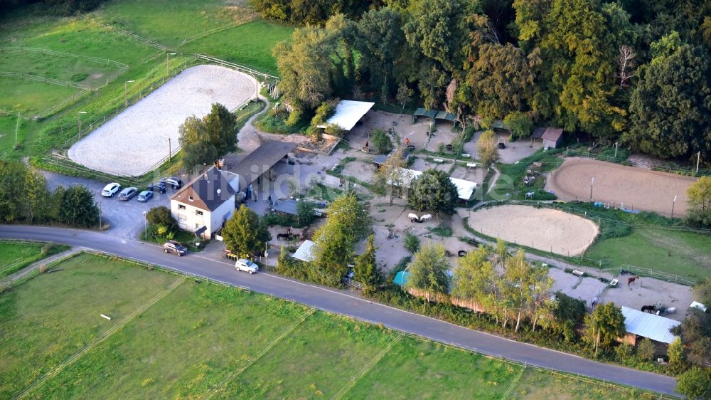 Luftbild Hennef (Sieg) - Pferdesportanlage der Pferdesportgemeinschaft Wiesenhof in Rütsch im Bundesland Nordrhein-Westfalen, Deutschland