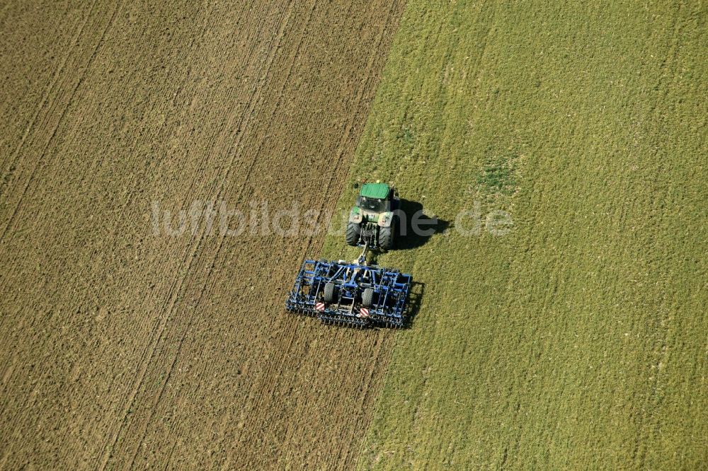 Luftaufnahme Körlitz - Pflug- Landmaschine auf landwirtschaftlichen Feldern bei Körlitz im Bundesland Sachsen