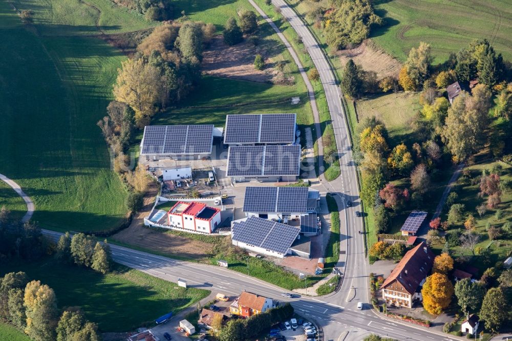 Mühlingen von oben - Photovoltaik- Anlagen auf den Dächern der Firma Ritter Medizin & CNC-Technik GmbH in Mühlingen im Bundesland Baden-Württemberg, Deutschland