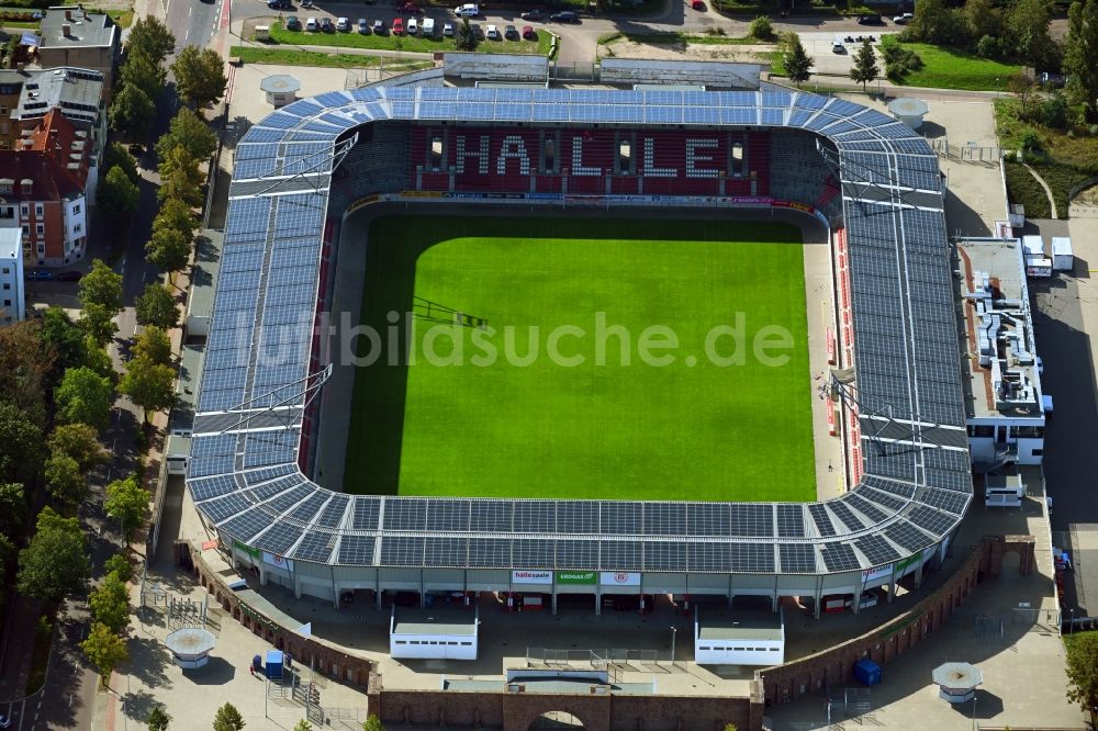 Halle (Saale) aus der Vogelperspektive: Photovoltaik- Solarkraftwerk am Stadion Erdgas Sportpark in Halle (Saale) im Bundesland Sachsen-Anhalt
