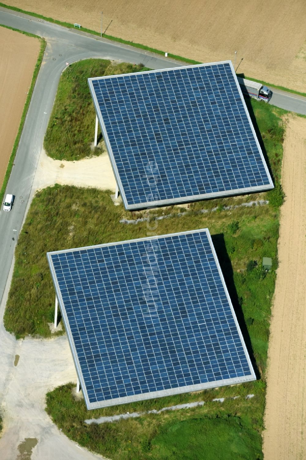 Luftaufnahme Warburg - Photovoltaikanlage an der Straße Zum Heidhof in Warburg im Bundesland Nordrhein-Westfalen, Deutschland