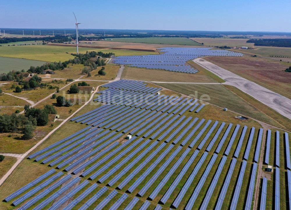 Zerbst/Anhalt von oben - Photovoltaikpark und Windpark auf den Freiflächen des Flugplatzes Zerbst im Bundesland Ssachsen-Anhalt
