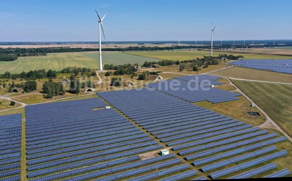 Zerbst/Anhalt aus der Vogelperspektive: Photovoltaikpark und Windpark auf den Freiflächen des Flugplatzes Zerbst im Bundesland Ssachsen-Anhalt