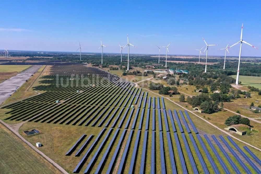 Luftbild Zerbst/Anhalt - Photovoltaikpark und Windpark auf den Freiflächen des Flugplatzes Zerbst im Bundesland Ssachsen-Anhalt