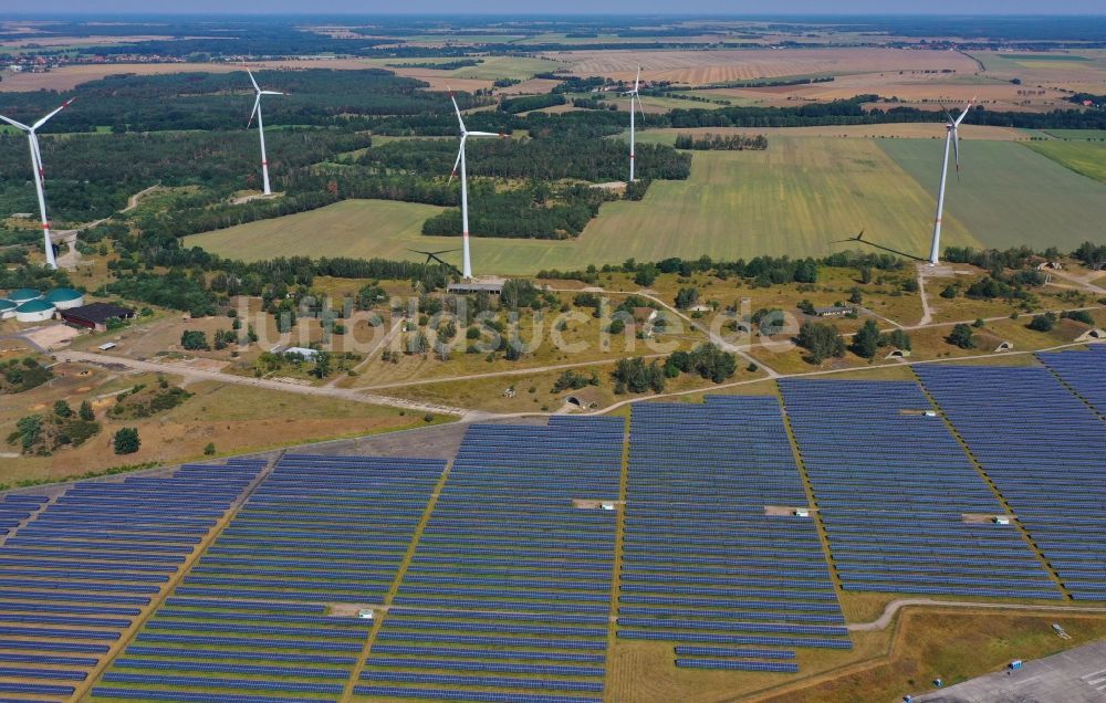 Luftbild Zerbst/Anhalt - Photovoltaikpark und Windpark auf den Freiflächen des Flugplatzes Zerbst im Bundesland Ssachsen-Anhalt