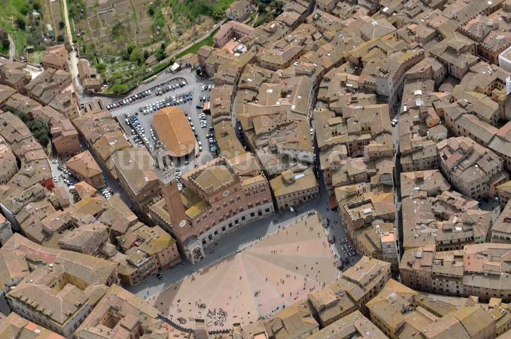 Luftaufnahme Siena - Piazza del Campo in Siena in der gleichnamigen Provinz in Italien