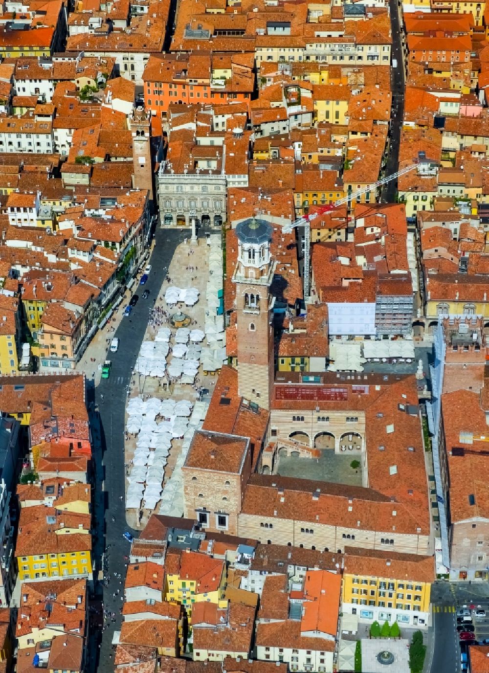 Luftaufnahme Verona - Piazza delle Erbe im Innenstadt- Zentrum in Verona in Veneto, Italien