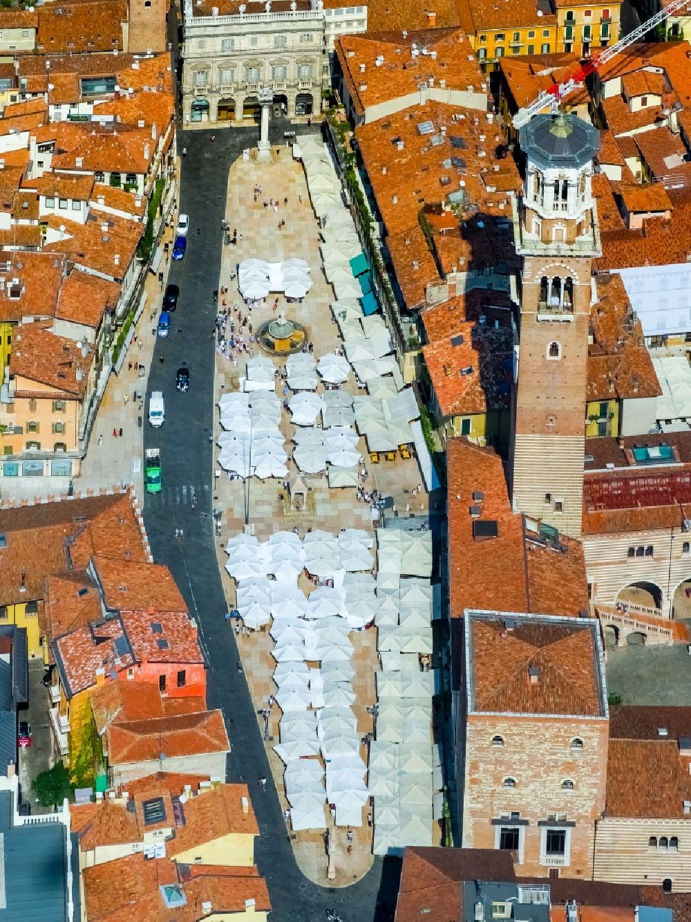 Verona von oben - Piazza delle Erbe im Innenstadt- Zentrum in Verona in Veneto, Italien
