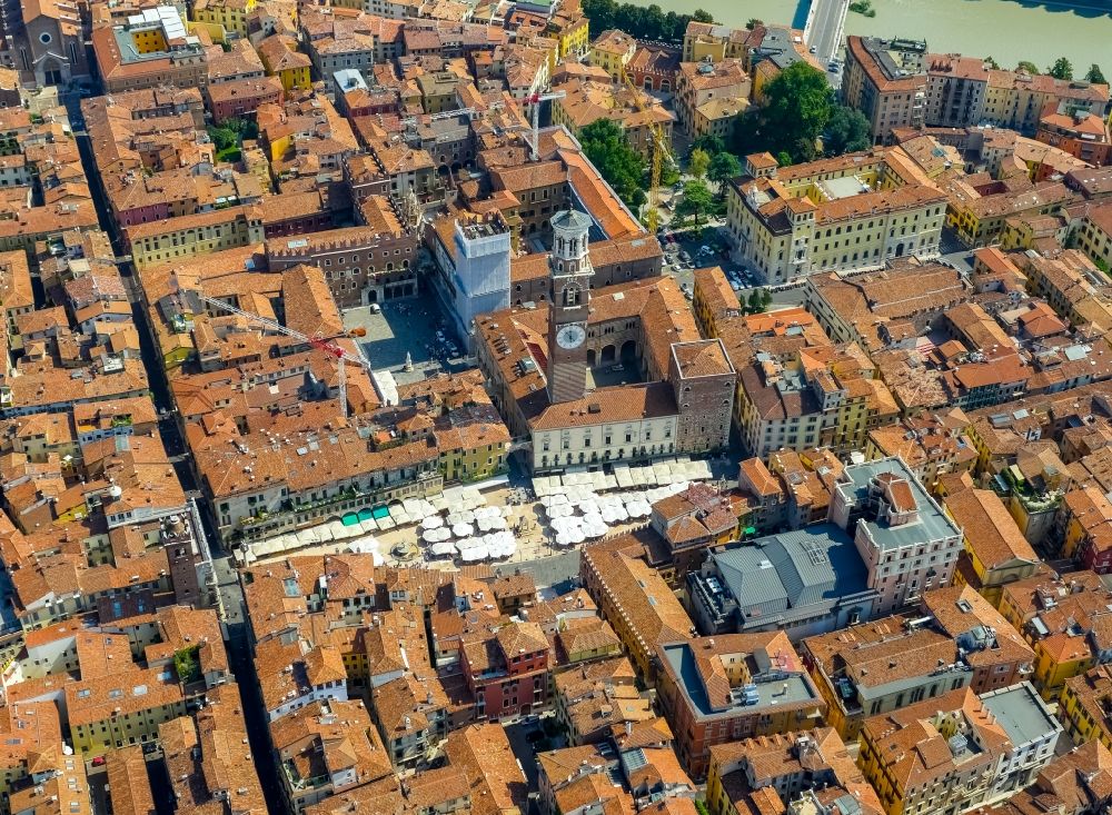 Verona von oben - Piazza delle Erbe im Innenstadt- Zentrum in Verona in Veneto, Italien
