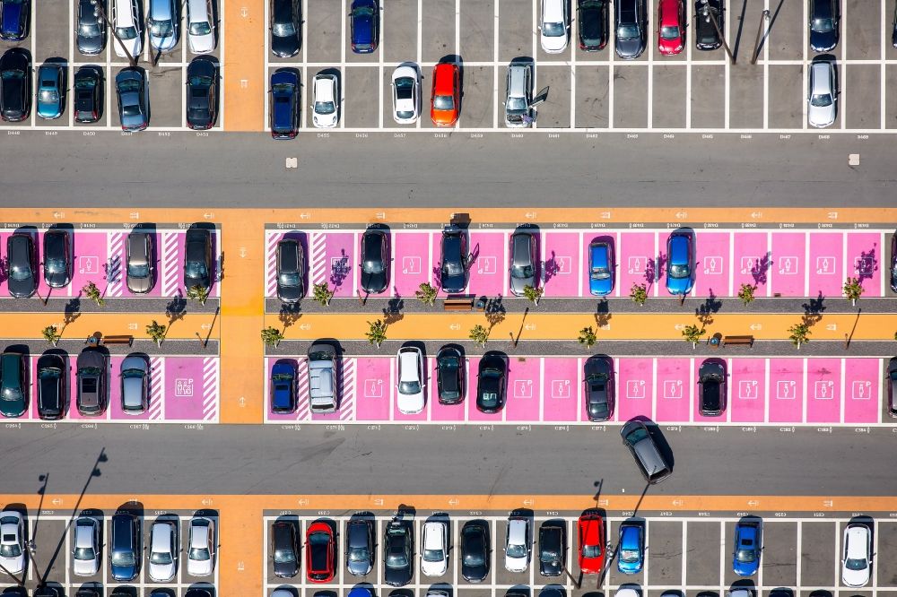 Luftaufnahme Bochum - Pink- farbig markierte Reihen von Frauenparkplätzen und Behindertenparkplätzen am Parkplatz für Automobile am Einkaufszentrum Ruhrpark in Bochum im Bundesland Nordrhein-Westfalen