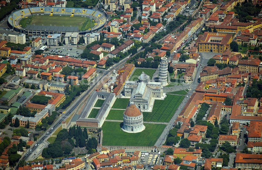 Luftaufnahme Pisa - Pisa Baptistery und Schiefer Turm von Pisa mit der Kathedrale an der Piazza del Duomo in Pisa in Toskana, Italien