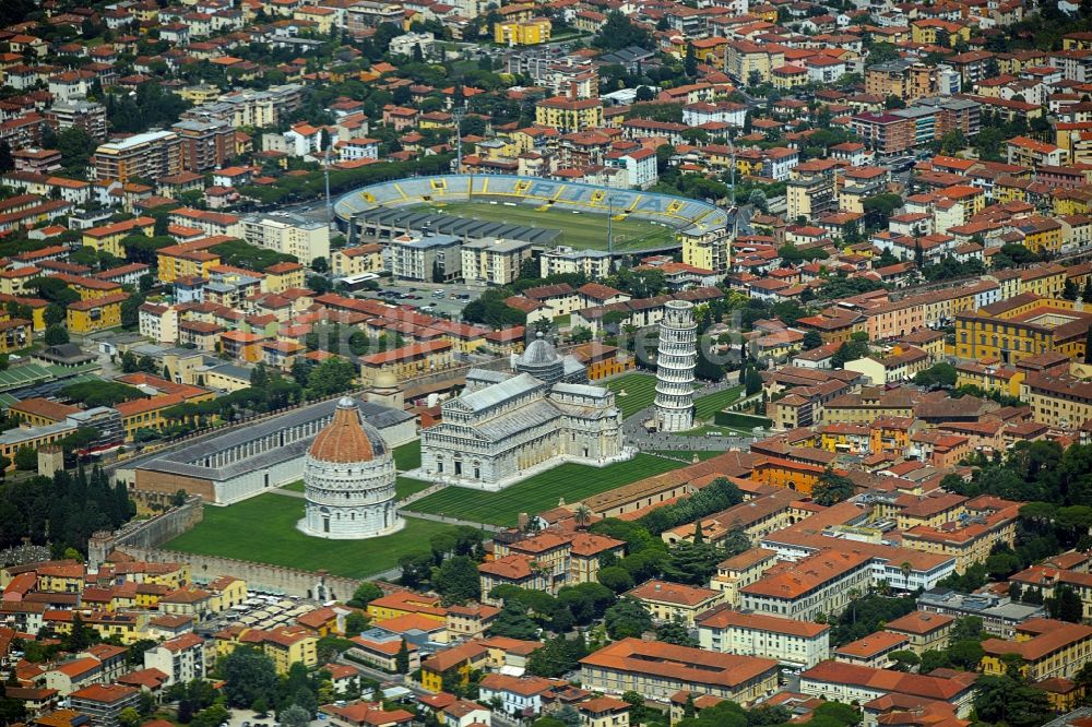 Pisa aus der Vogelperspektive: Pisa Baptistery und Schiefer Turm von Pisa mit der Kathedrale an der Piazza del Duomo in Pisa in Toskana, Italien