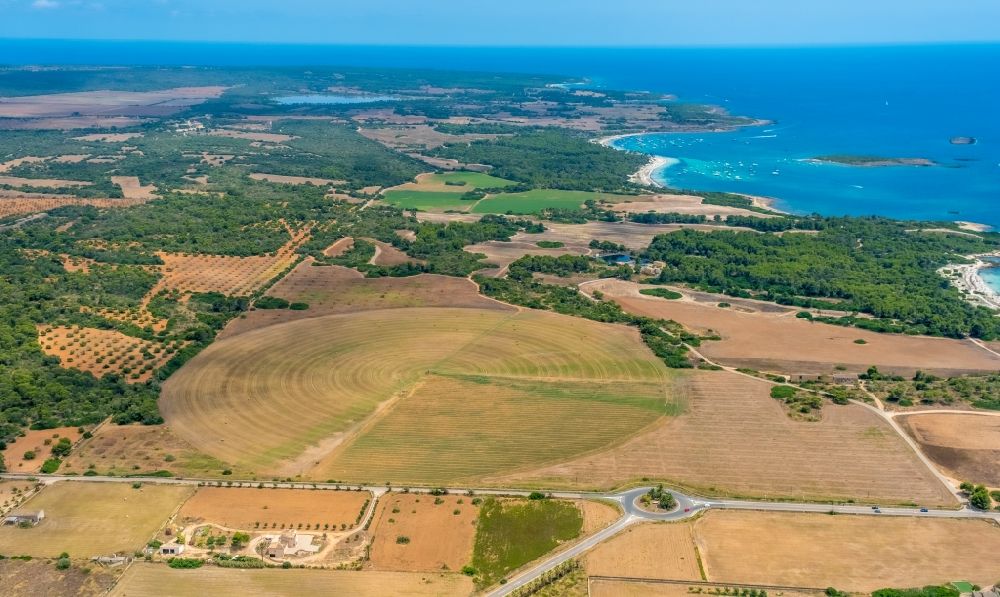 Luftbild Ses Salines - Pivot- Bewässerungsanlage auf landwirtschaftlichen Feldern in Ses Salines in Balearische Insel Mallorca, Spanien