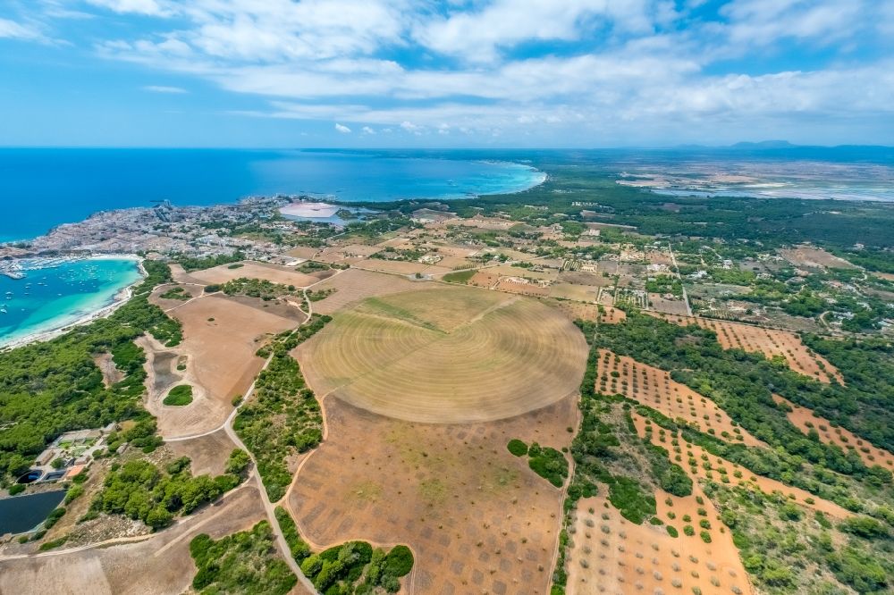 Ses Salines von oben - Pivot- Bewässerungsanlage auf landwirtschaftlichen Feldern in Ses Salines in Balearische Insel Mallorca, Spanien