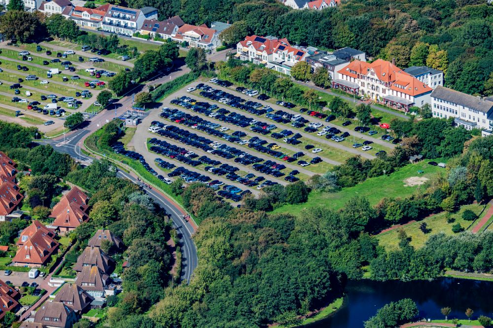 Norderney von oben - PKW Abstellflächen und Freiflächen der Dauerparkplatz B auf Norderney im Bundesland Niedersachsen, Deutschland
