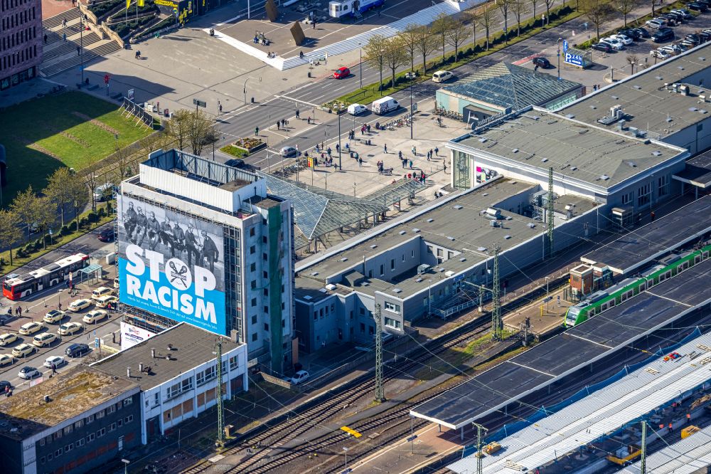 Luftbild Dortmund - Plakataktion an Abriß- Baustelle zum Rückbau des Hochhaus- Gebäude in Dortmund im Bundesland Nordrhein-Westfalen, Deutschland