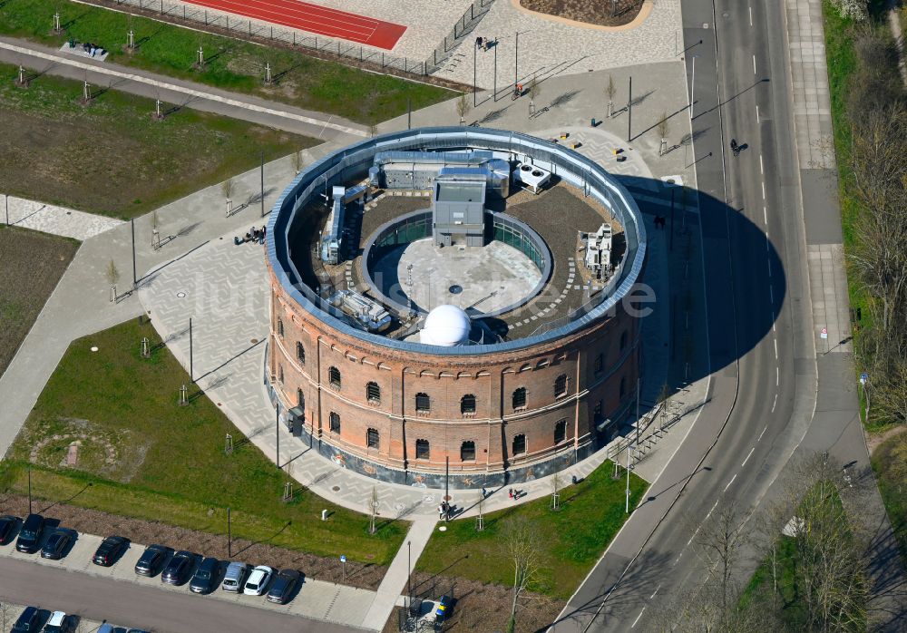 Halle (Saale) aus der Vogelperspektive: Planetarium- Gebäude im alten Gasometer in Halle (Saale) im Bundesland Sachsen-Anhalt, Deutschland