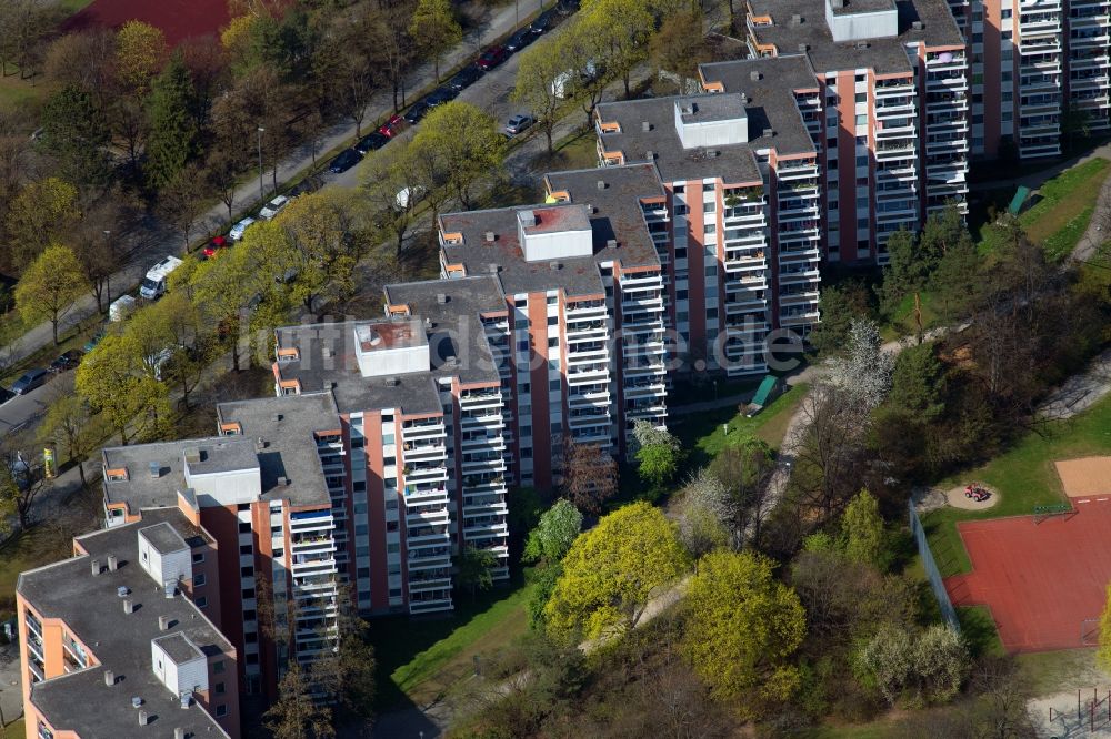 Luftbild München - Plattenbau- Hochhaus- Wohnsiedlung am Adenauerring im Stadtteil Ramersdorf-Perlach in München im Bundesland Bayern, Deutschland