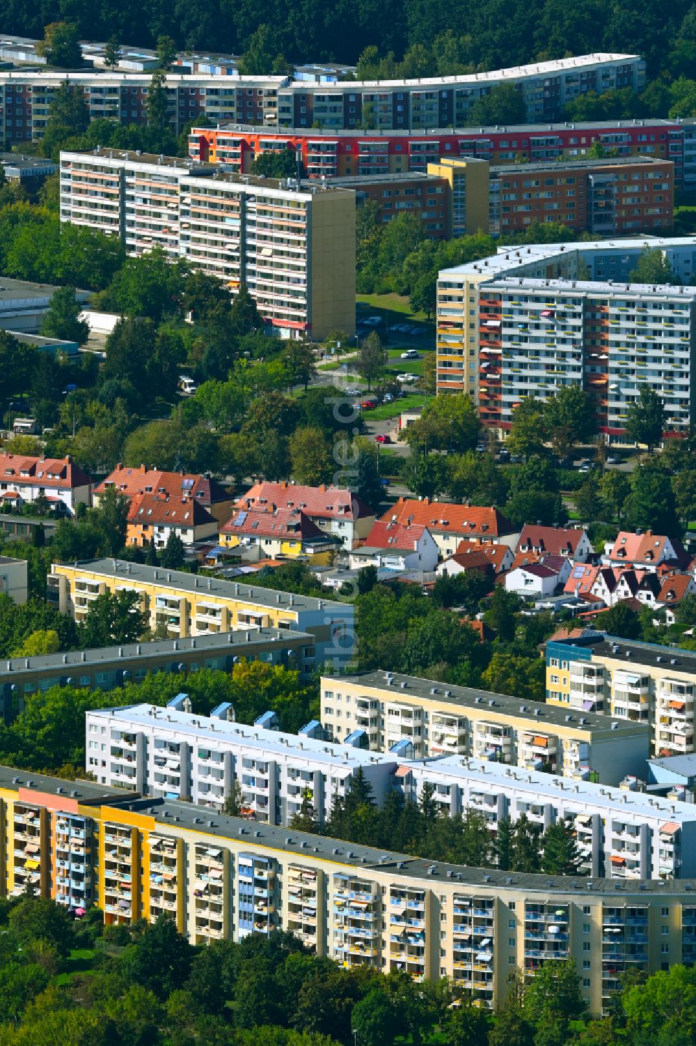 Gera aus der Vogelperspektive: Plattenbau- Hochhaus- Wohnsiedlung an der Ahornstraße in Gera im Bundesland Thüringen, Deutschland