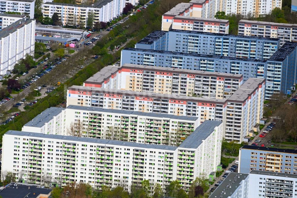 Luftaufnahme Berlin - Plattenbau- Hochhaus- Wohnsiedlung an der Ahrenshooper Straße im Ortsteil Neu-Hohenschönhausen in Berlin, Deutschland