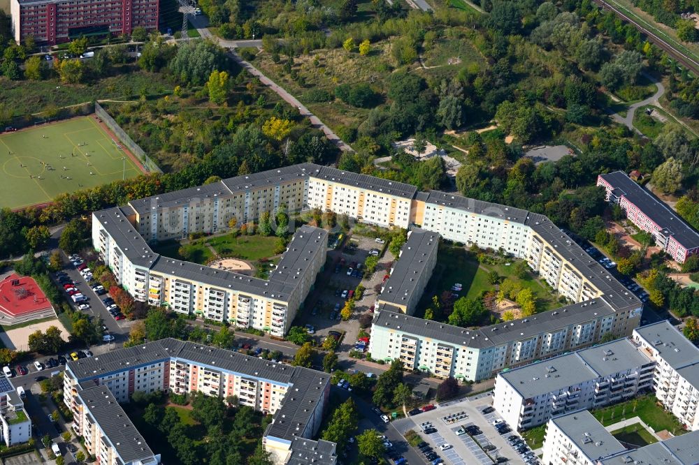Luftbild Berlin - Plattenbau- Hochhaus- Wohnsiedlung Albert-Kuntz-Straße in Berlin, Deutschland
