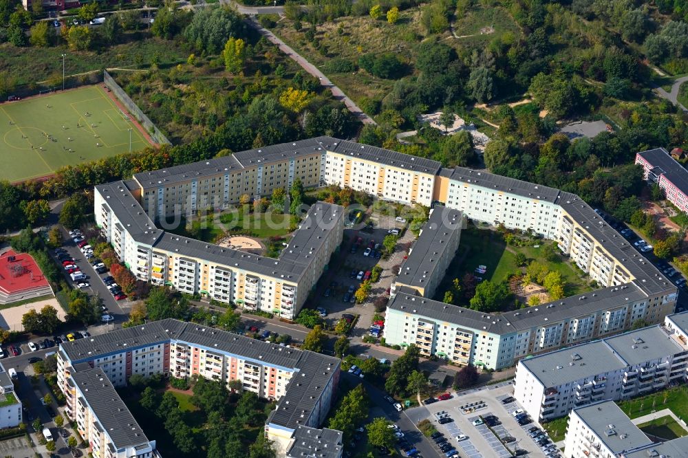 Luftaufnahme Berlin - Plattenbau- Hochhaus- Wohnsiedlung Albert-Kuntz-Straße in Berlin, Deutschland
