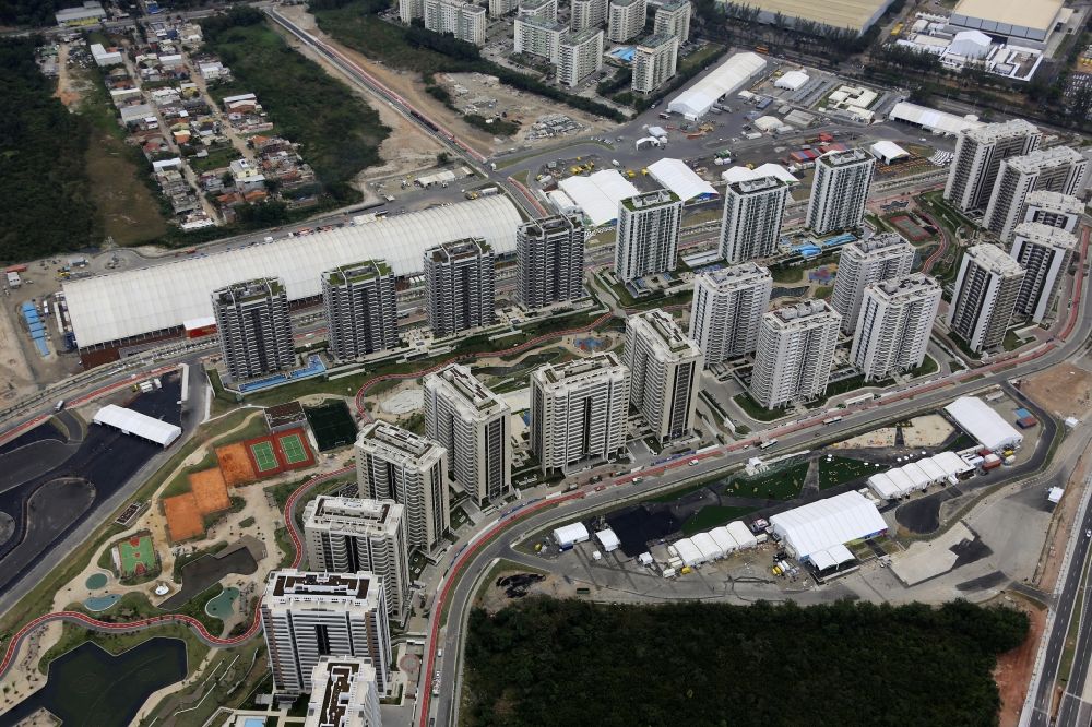 Luftaufnahme Rio de Janeiro - Plattenbau- Hochhaus- Wohnsiedlung als Olympisches Dorf zur Unterkunft der Athleten vor den Sommerspielen der Spiele der XXXI. Olympiade in Rio de Janeiro in Rio de Janeiro, Brasilien