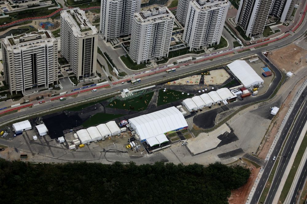 Rio de Janeiro von oben - Plattenbau- Hochhaus- Wohnsiedlung als Olympisches Dorf zur Unterkunft der Athleten vor den Sommerspielen der Spiele der XXXI. Olympiade in Rio de Janeiro in Rio de Janeiro, Brasilien