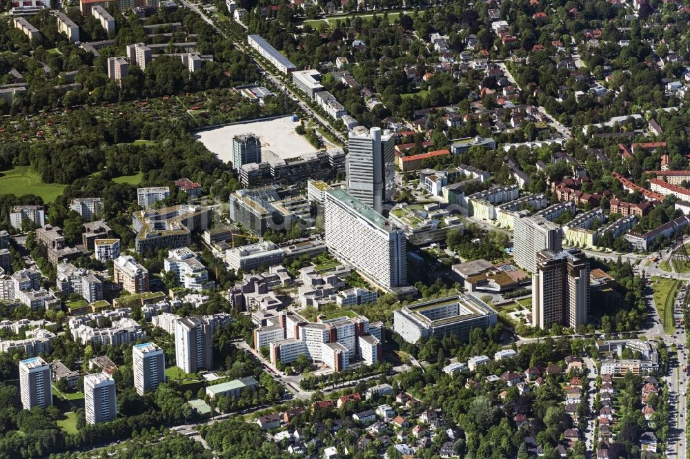 Luftaufnahme München - Plattenbau- Hochhaus- Wohnsiedlung Arabellapark in München im Bundesland Bayern, Deutschland