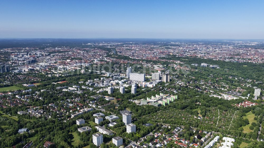Luftbild München - Plattenbau- Hochhaus- Wohnsiedlung am Arabellapark in München im Bundesland Bayern, Deutschland