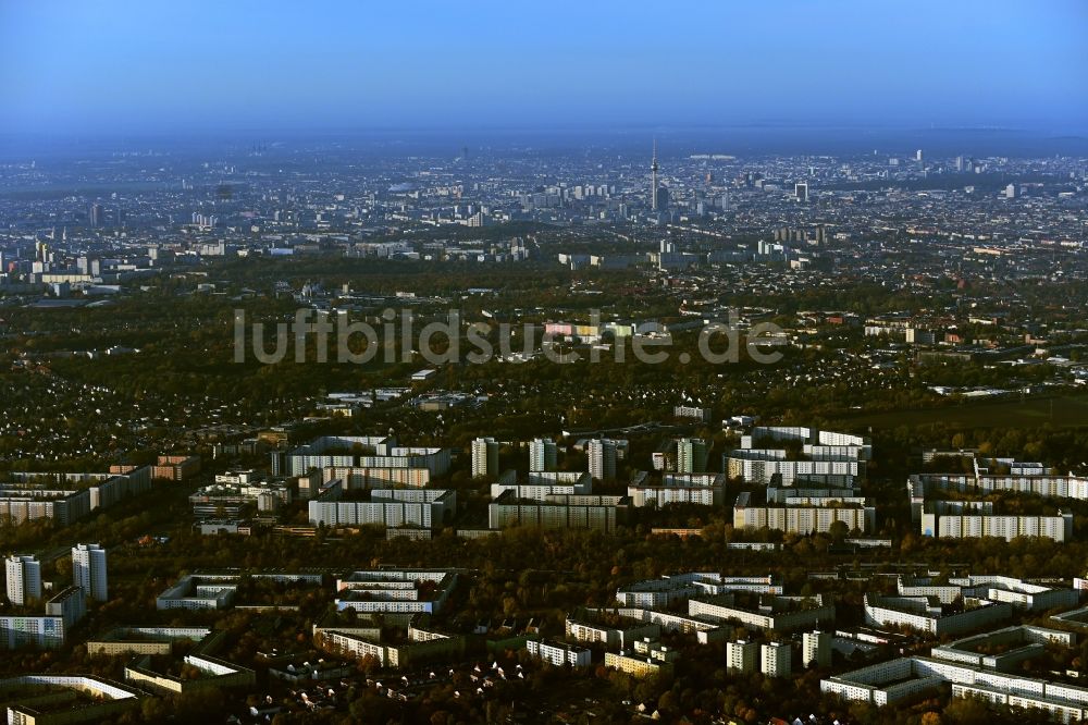 Berlin von oben - Plattenbau- Hochhaus- Wohnsiedlung in Berlin, Deutschland