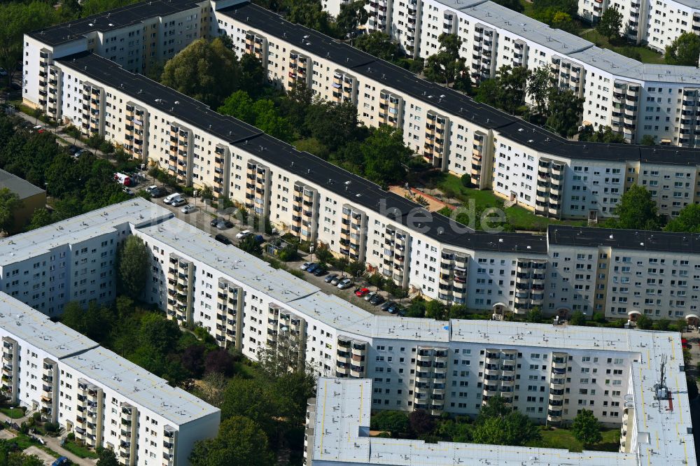 Luftbild Berlin - Plattenbau- Hochhaus- Wohnsiedlung in Berlin, Deutschland