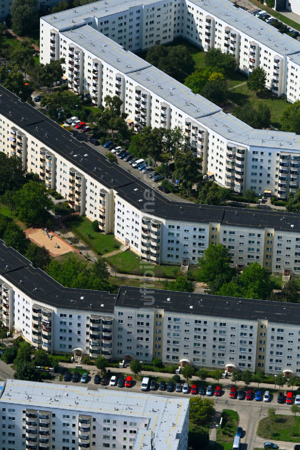 Luftaufnahme Berlin - Plattenbau- Hochhaus- Wohnsiedlung in Berlin, Deutschland